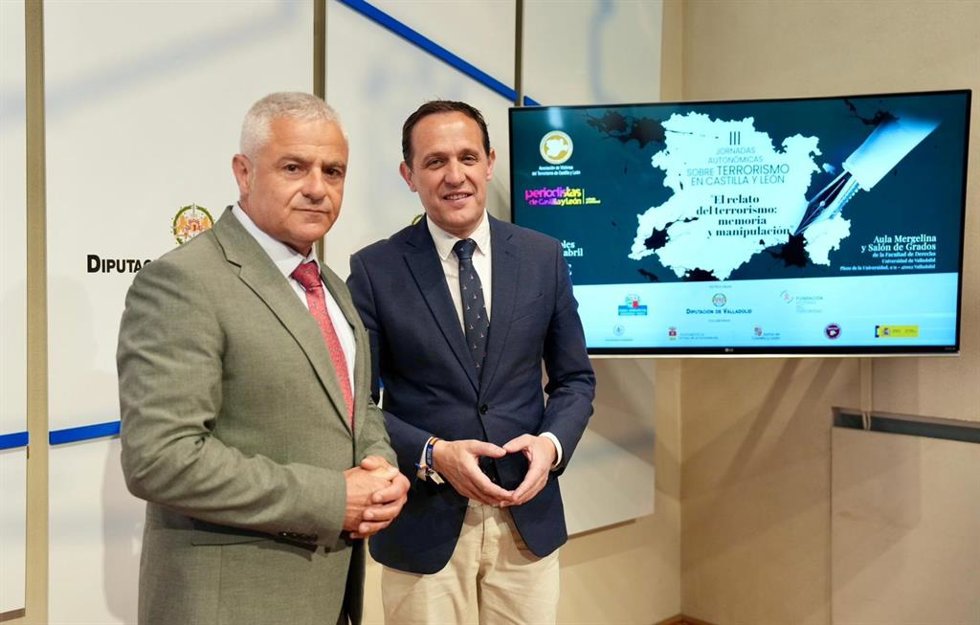 De izquierda a derecha, el presidente de la Asocaicion de Víctimas del Terrorismo de Castilla y León (AvtCyL), Sebastián Nogales, y el presidente de la Diputación de Valladolid, Conrado Íscar, durante la presentación de las jornadas.