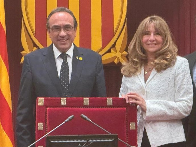 El president del Parlament, Josep Rull, amb la presidenta de l'Assemblea Nacional del Quebec, Nathalie Roy