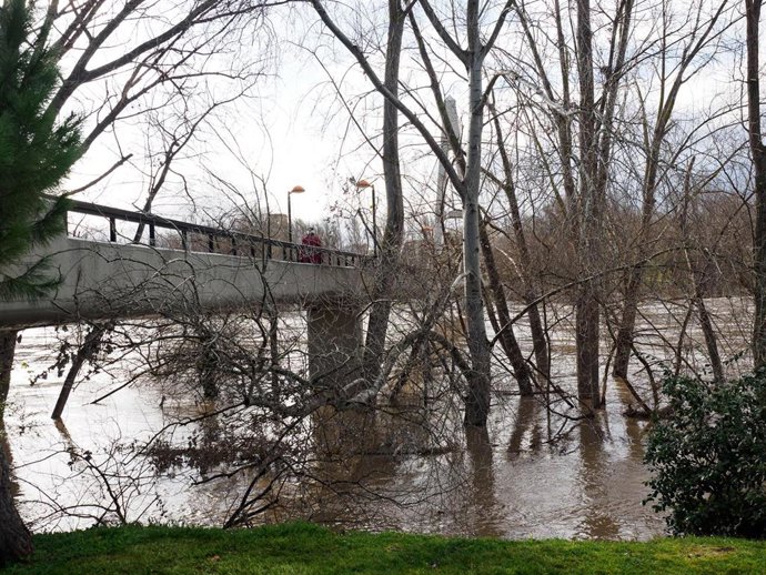 Archivo - Vista del paso del río Ebro (archivo)