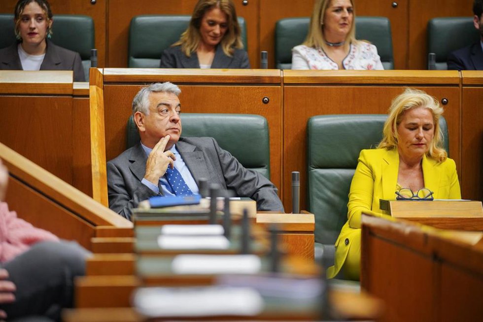 Archivo - El presidente del PP del País Vasco, Javier de Andrés, junto con la secretaria general de la formación, Esther Martínez, en el Parlamento Vasco, en Vitoria-Gasteiz