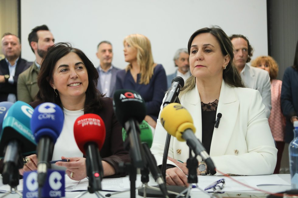 La concejala del PP y futura alcaldesa, Elena Candia (i), y la concejala tránsfuga del PSOE, María Reigosa (d), ofrecen declaraciones a los medios con motivo de la presentación de la moción de censura.