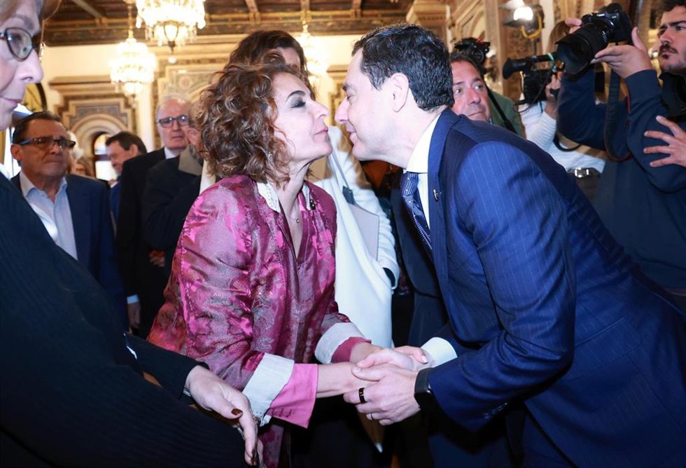 El presidente de la Junta de Andalucía, Juanma Moreno, saluda a la secretaria general del PSOE-A y candidata a la Junta, María Jesús Montero, al inicio del coloquio organizado en Sevilla por Nueva Economía Fórum. A 14 de abril de 2026 en Sevilla 