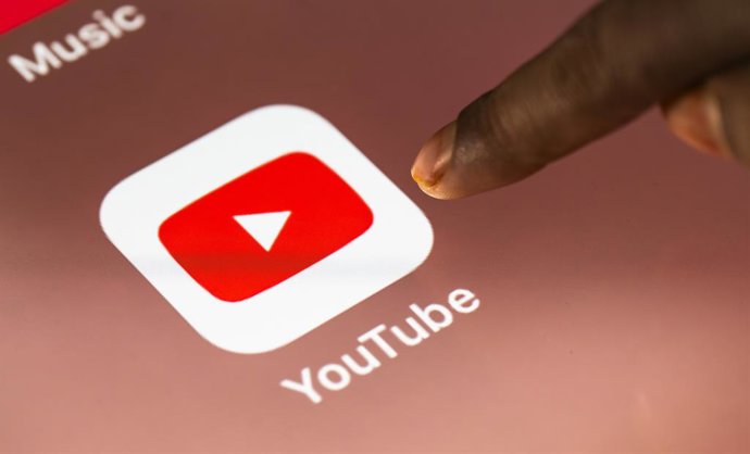 Archivo - Arquivo - 24 de maio de 2025: Nesta foto ilustrativa, uma pessoa acessa o aplicativo do YouTube do Google em um tablet em 24 de maio de 2025, em Nova Délhi, Índia.
