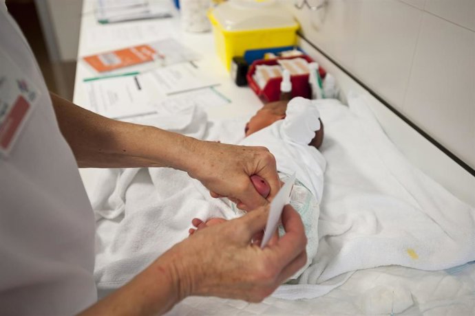 Archivo - Recién nacido. 