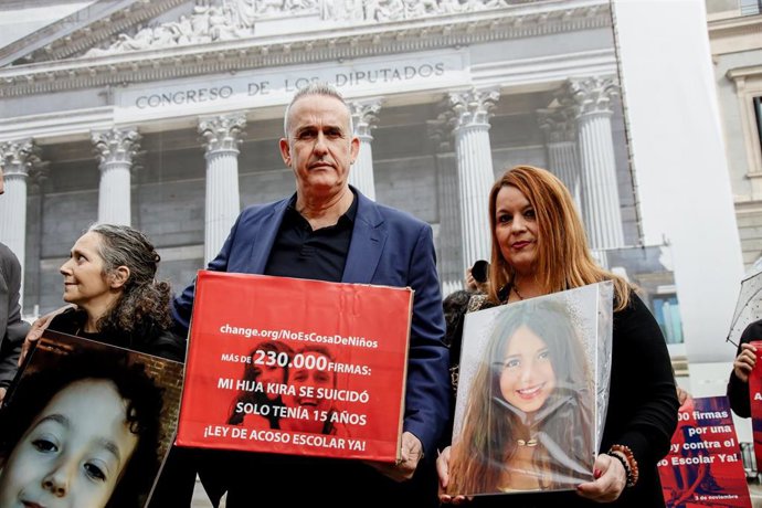 Archivo - El padre de Kira, la niña que se suicidó con 15 años, José Manuel López, posa con las 230.000 firmas presentadas en el Congreso de los Diputados, a 3 de noviembre de 2022, en Madrid (España)