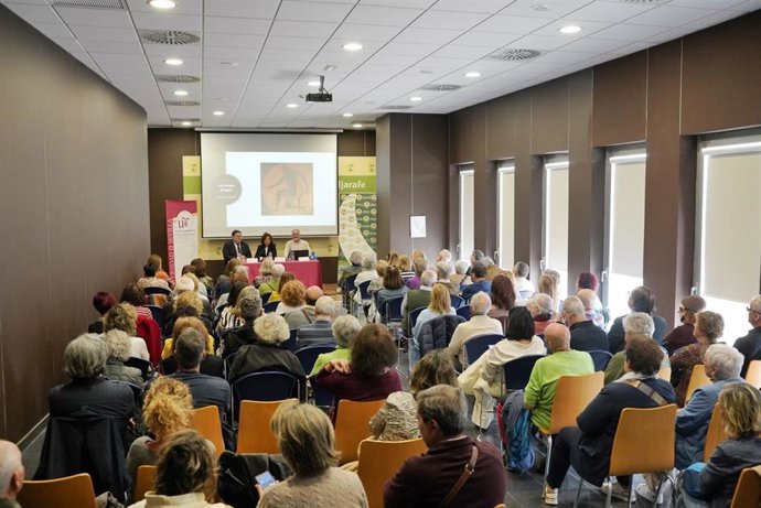 Mayores llenan las conferencias del Aula de la Experiencia de la US en Mairena.
