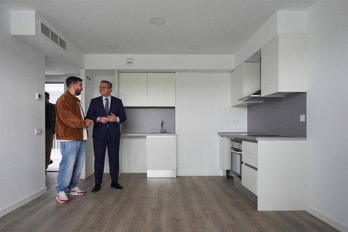 Archivo - El consejero de Vivienda, Transportes e Infraestructuras, Jorge Rodrigo, entrega nuevas viviendas del Plan Vive en Getafe