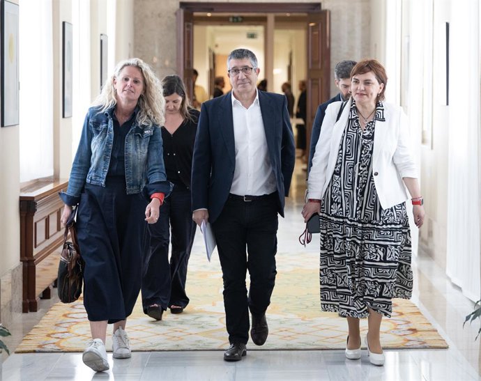 (da esquerda para a direita) Os deputados socialistas Montse Mínguez, Patxi López e Patricia Blanquer, ao chegarem à reunião da Mesa de Porta-Vozes do Congresso, em 21 de abril de 2026, em Madri (Espanha).