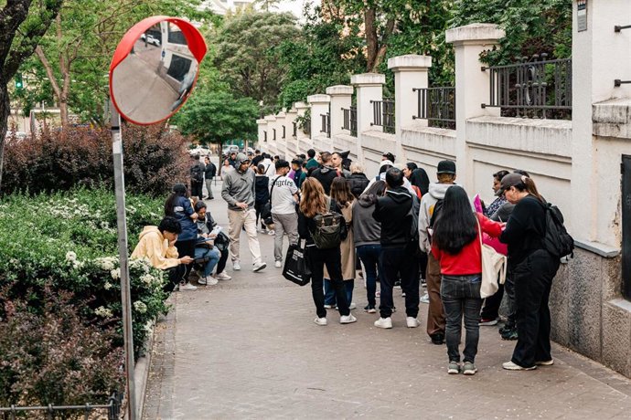 Varias personas hacen cola para conseguir el certificado de vulnerabilidad en una Oficina de Asistencia en Materia de Registro, a 22 de abril de 2026, en Madrid (España).