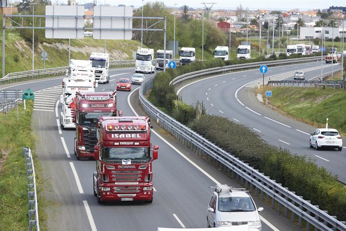 Archivo - Varios camiones en la A-67 de Santander a Torrelavega
