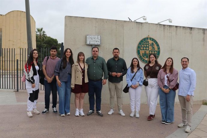 Representantes de Juventudes Socialistas y del PSOE de Jaén ante el Campus de las Lagunillas.