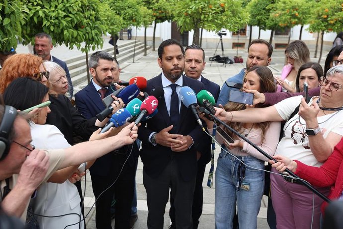 El secretario general de Vox, Ignacio Garriga, atiende a los medios de comunicación en Mérida