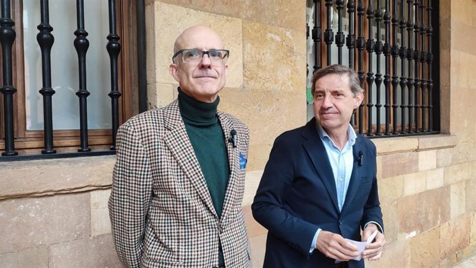 Archivo - Los concejales del PSOE de Oviedo Jorge García  Monsalve y Carlos Fernández Llaneza (Portavoz)