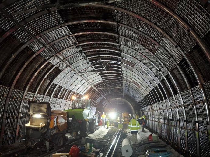 Imagen de los trabajos en el interior del túnel de Rubí (Barcelona)
