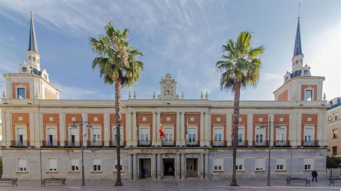 Archivo - Fachada del edificio del Ayuntamiento de Huelva.