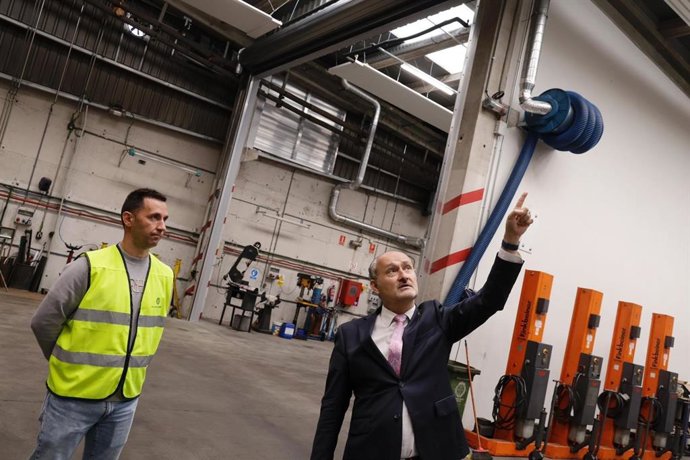 El concejal de Salud Pública y Seguridad Ciudadana, Alberto Cuadrado, en las instalaciones del Servicio de Limpieza.