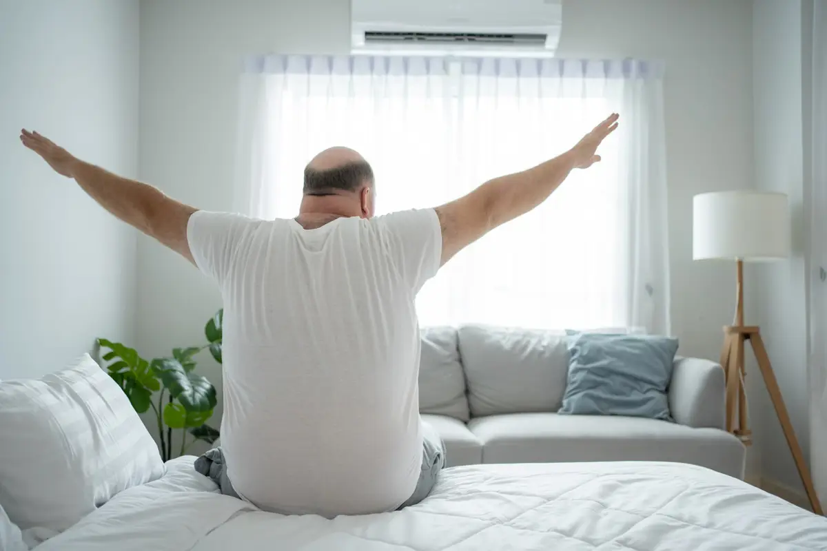 Hombre obeso despertándose