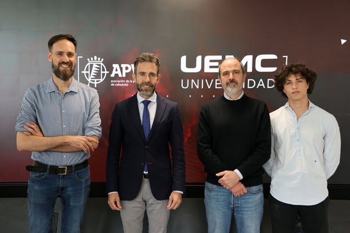 De izq. A dcha.: El presidente de la Asociación de la Prensa de Valladolid, Fernando Sanz, el rector de la UEMC, David García López, el periodista Íñigo Domínguez, y el estudiante del doble grado en Periodismo y Comunicación Audiovisual UEMC Andrés Ortega