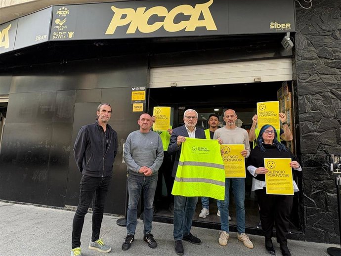 Representantes de las pymes de ocio y hostelería de Ruzafa se concentran frente a las puertas de la discoteca Picca para denunciar la aplicación de la ZAS