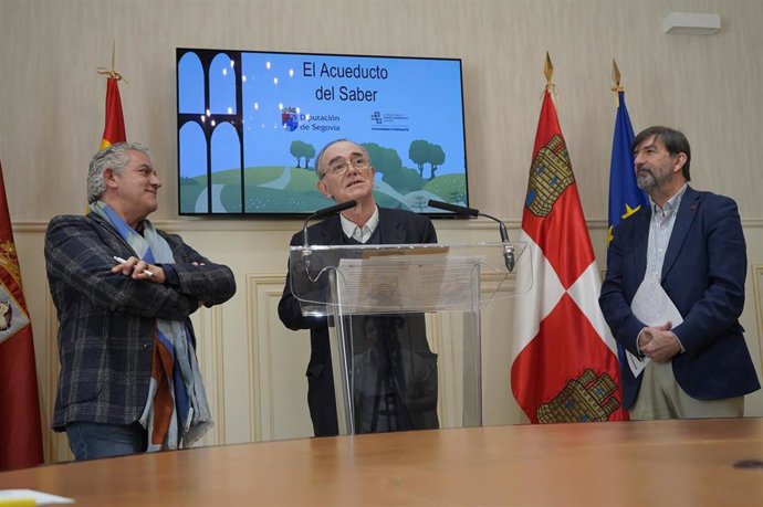 El diputado de Cultura, Chema Bravo (izda), el coordinador del ciclo, José Ignacio García Lomas, y el vicerrector de UVA en Segovia, Agustín García Matilla.
