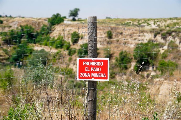 Archivo - Un cartel de prohibido el paso en la zona perteneciente a la explotación minera de Tolsadeco donde ayer se ahogó un menor, a 9 de junio de 2021, en Madrid, (España).