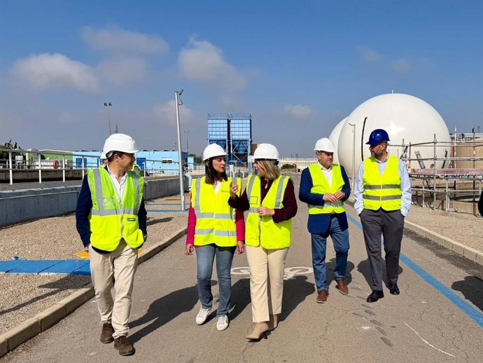 La consejera Sara Rubira, junto a la alcaldesa de Cartagena, Noelia Arroyo, durante su visita a la EDAR de Cabezo Beaza