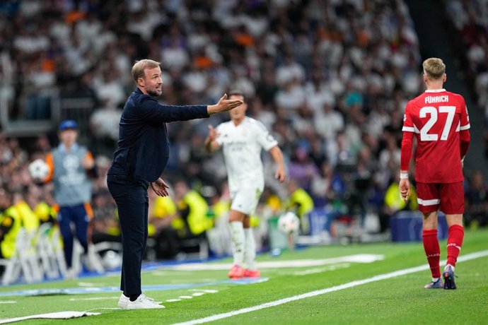 Archivo - Sebastian Hoeness da instrucciones durante el Real Madrid-Stuttgart de la Liga de Campeones 24-25