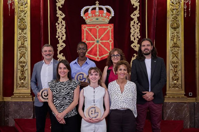Jara Liras y el resto de premiados en los Galardones de Juventud de Navarra, con la presidenta del Gobierno foral, María Chivite, y la vicepresidenta tercera Begoña Alfaro.