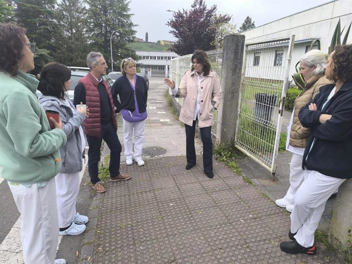 La diputada del grupo parlamentario del Partido Popular de Asturias, Beatriz Polledo junto al portavoz del PP de Noreña, Ascanio González, frente a la residencia del ERA de Noreña.
