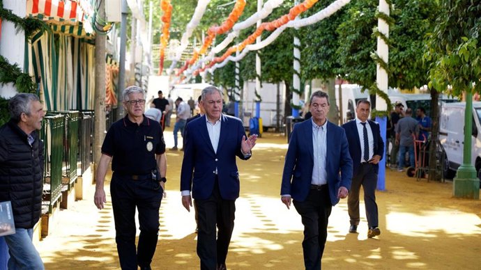El alcalde de Sevilla, entre el jefe de Bomberos y el concejal de Seguridad Ciudadana, en su visita, esta semana, al operativo municipal en la Feria de Abril, en foto de archivo.