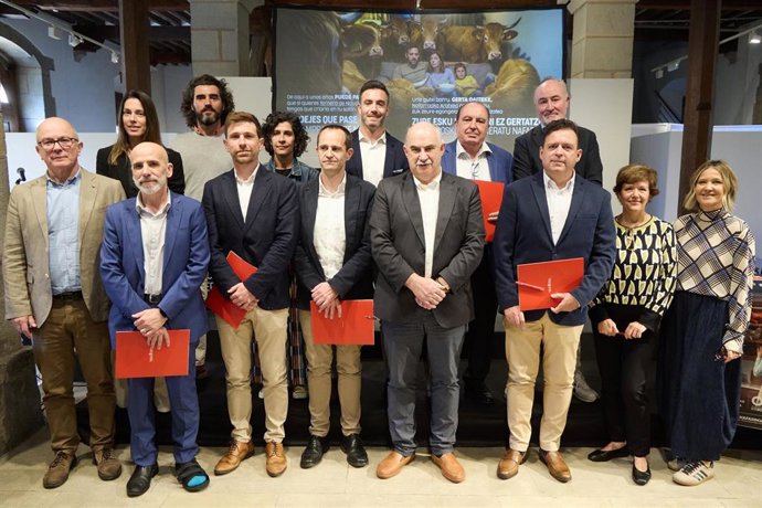 El consejero Aierdi junto a representantes de grandes superficies, pequeño comercio y sector hostelero que participan en la campaña.