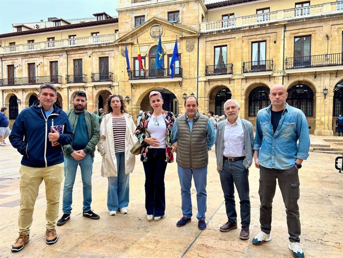 Los concejales de IU-Convocatoria por Oviedo Gaspar Llamazares y Cristina Pontón, con trabajadores de TUA.