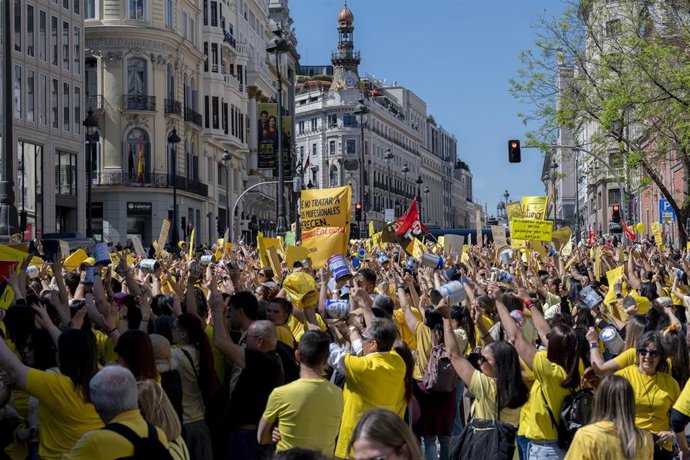 Decenas de personas durante una concentración de docentes de escuelas infantiles frente a la Consejería de Educación, Ciencia y Universidades, a 15 de abril de 2026, en Madrid (España). Desde el martes 7 de abril, las escuelas infantiles de la Comunidad d