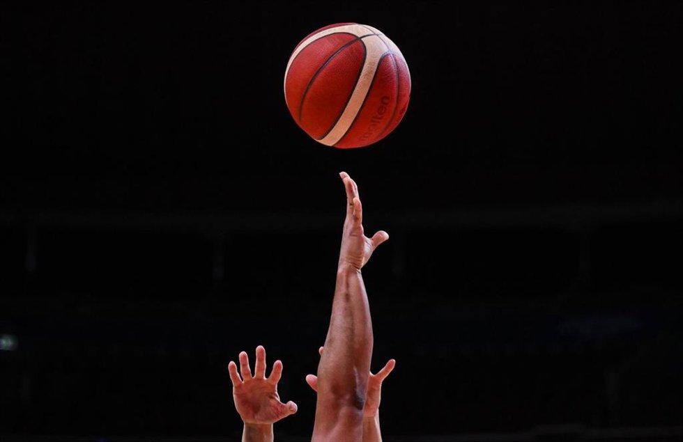 Archivo - Balón de baloncesto durante el Mundial femenino de 2022 en Sídney (Australia).