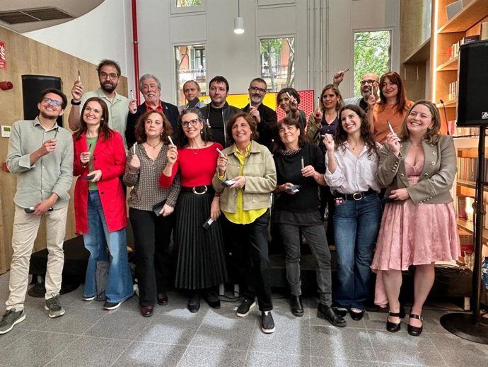 Autores durante un acto de Abacus con el bolígrafo con el que firmarán sus libros durante la Diada de Sant Jordi