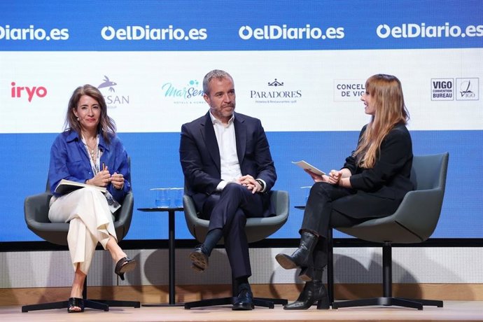 La presidenta de Paradores, Raquel Sánchez, y el director general de Turespaña, Miguel Sanz, durante  la jornada de debate “Todo un país de turismo V. Vanguardia responsable”, organizada por 'elDiario.Es'.