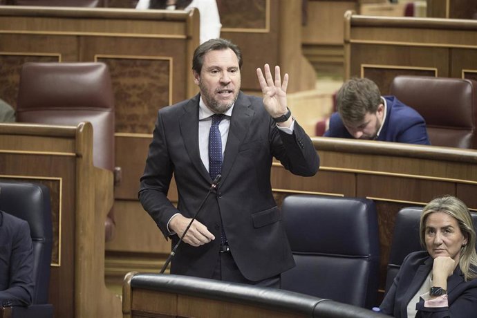 El ministro de Transportes, Óscar Puente, durante una sesión plenaria en el Congreso, a 22 de abril de 2026, en Madrid (España)