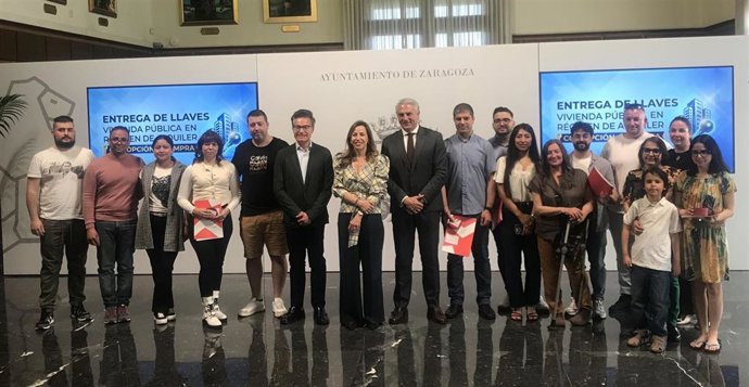 La alcaldesa de Zaragoza, Natalia Chueca, entrega las llaves de diez VPO de alquiler asequible