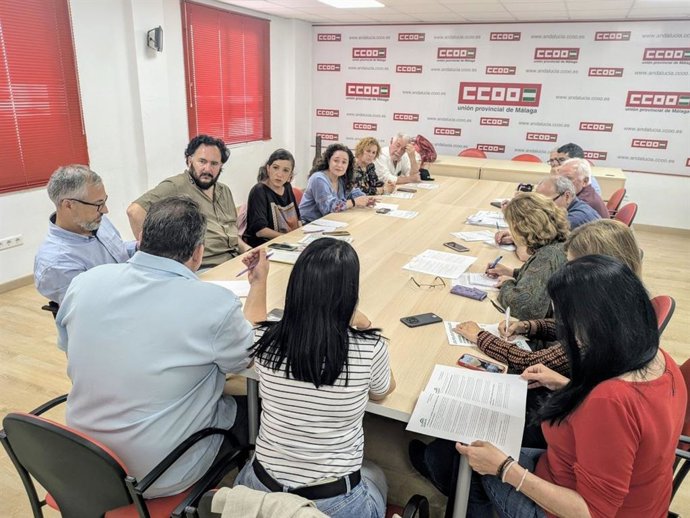 La portavoz de Por Andalucía en el Parlamento andaluz, Inma Nieto, y el secretario general de la Federación de Pensionistas y Jubilados de CCOO Málaga, José Ignacio Moraleda