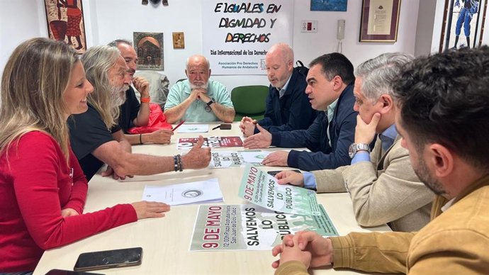 El candidato del PSOE por Cádiz, Juan Cornejo con la plataforma 'Salvemos lo Público'.