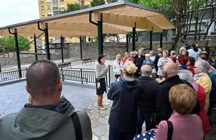 Los usuarios de la Finca de Jado disfrutan ya de pistas de petanca cubiertas y accesibles