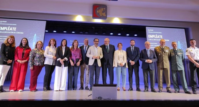 Félix Romero (centro), junto al resto de autoridades, en la inauguración del Foro 'Empléate'.