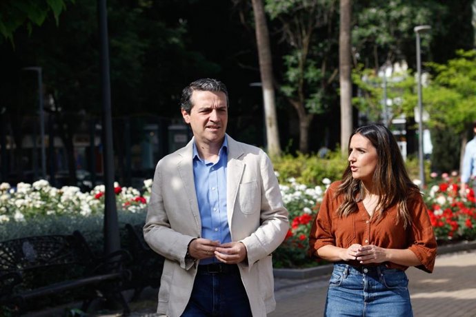 El presidente del Consejo de Alcaldes del PP de Andalucía y miembro de la candidatura cordobesa en las elecciones autonómicas del 17M, José María Bellido, Bellido, y la candidata número cuatro, Beatriz Jurado.