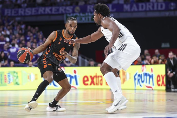 Archivo - Jean Montero of Valencia Basket and Andres Feliz of Real Madrid in action during the Turkish Airlines EuroLeague match between Real Madrid and Valencia Basket at Movistar Arena on March 12, 2026 in Madrid, Spain.
