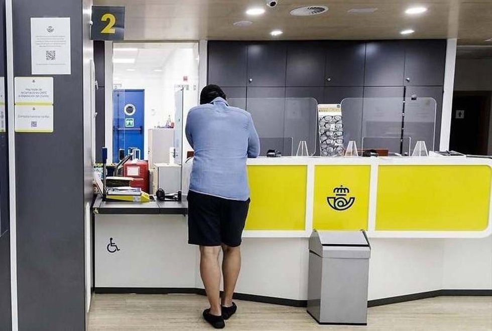 Archivo - Atención al público en una oficina de Correos. Archivo.