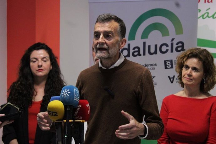 El candidato de Por Andalucía a la Presidencia de la Junta, Antonio Maíllo, en una atención a medios en la sede de Izquierda Unida en Cádiz.