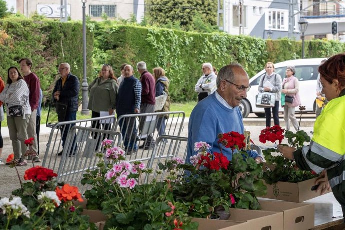 El Ayuntamiento de Camargo inicia el reparto de flores de la 34º Campaña de Repoblación Forestal