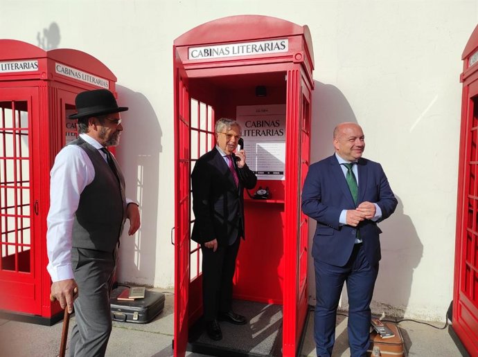Salvador Fuentes usa una de las cabinas literarias acompañado de Gabriel Duque (dcha.)