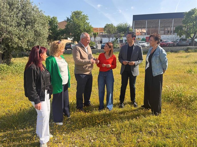 La cabeza de lista del PSOE de Granada al Parlamento andaluz, Olga Manzano, ha asegurado que el proyecto socialista "priorizará" la construcción de nuevos centros educativos en la provincia e infraestructuras pendientes.
