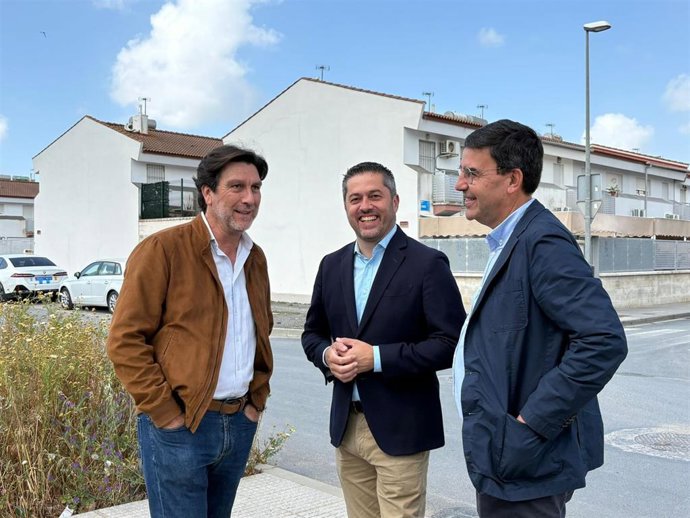 El candidato número dos del PSOE de Huelva al Parlamento andaluz, Mario Jiménez (derecha), junto a otros socialistas onubenses.